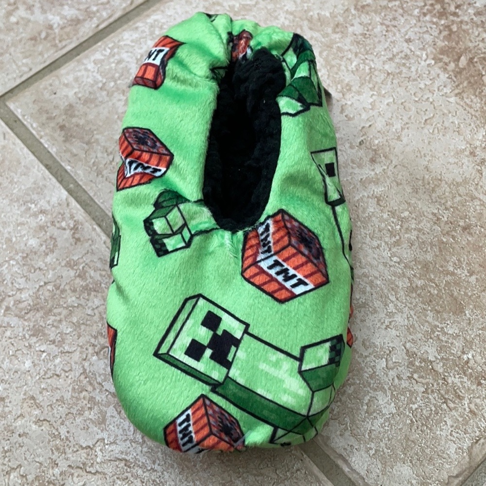 Minecraft Creeper TNT Snuggle Toes Slipper Socks - Picture 2 of 15